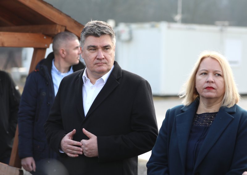 Milanović obilazi ljude u kontejnerima, a Ikić Baniček poručuje da Sisak ne može čekati nove ministre, pa su s obnovom počeli sami