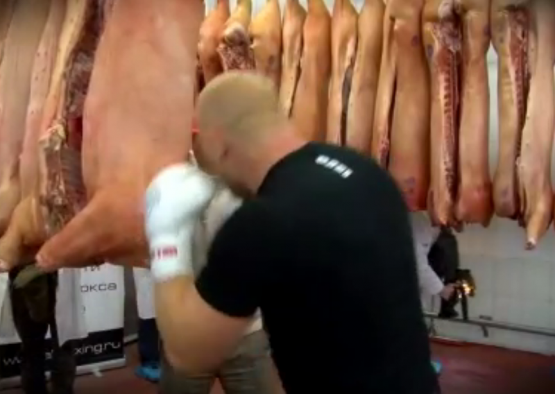 Poznati MMA borac isprebijao svinjske polovice