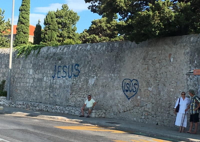 Biskup Uzinić ukorio vandale koji su napisali 'Isus' na zidine