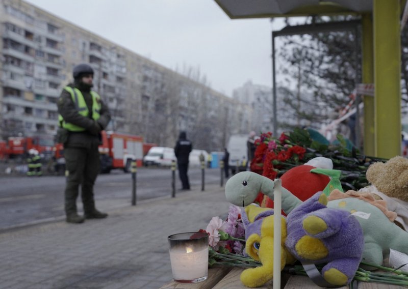 Rusi odaju počast stradalima u ukrajinskom Dnipru: 'Ovo je grozno i ne može biti opravdano'