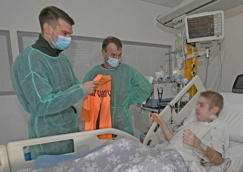 Lijepa gesta Dominika Livakovića! Posjetio je u bolnici dječaka kojemu su uspješno transplantirana pluća i poklonio mu potpisan dres