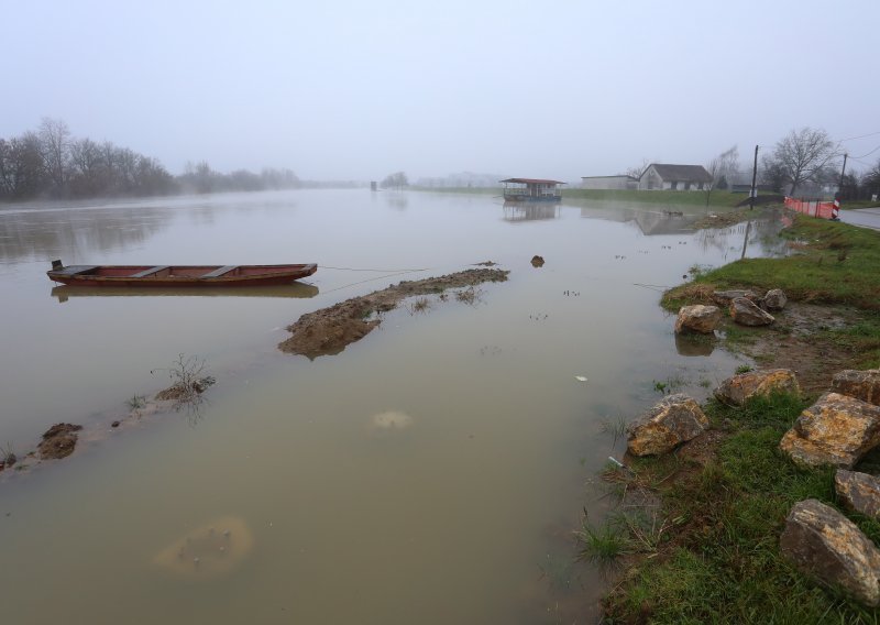 Šef Hrvatskih voda: 'Ovo u Karlovcu rijetko se događa, zbog te velike vodene mase očekujemo porast vodostaja u Petrinji'