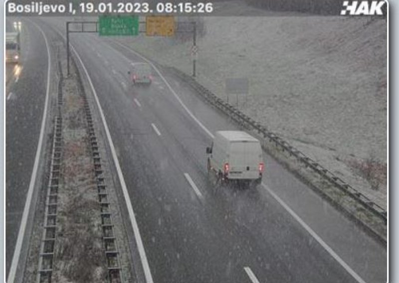 Zimski uvjeti na cestama, snijeg pada u Gorskom kotaru i Lici, a za kamione nema slobodnog pravca iz unutrašnjosti prema Rijeci