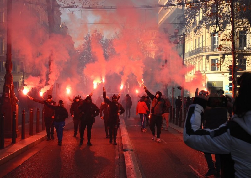 [FOTO/VIDEO] Francuska u štrajku: Stoje vlakovi, zatvorene škole, rafinerije blokirane...