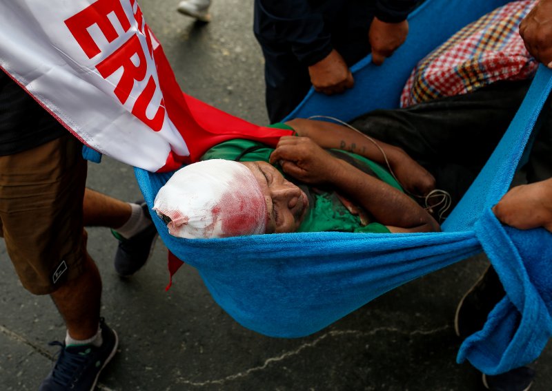 U Peruu u prosvjedima više od 50 ozlijeđenih, zapaljena policijska postaja