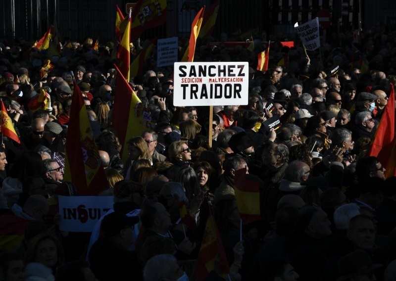 [FOTO] Tisuće prosvjedovale protiv španjolske vlade, premijeru vikali da je izdajnik