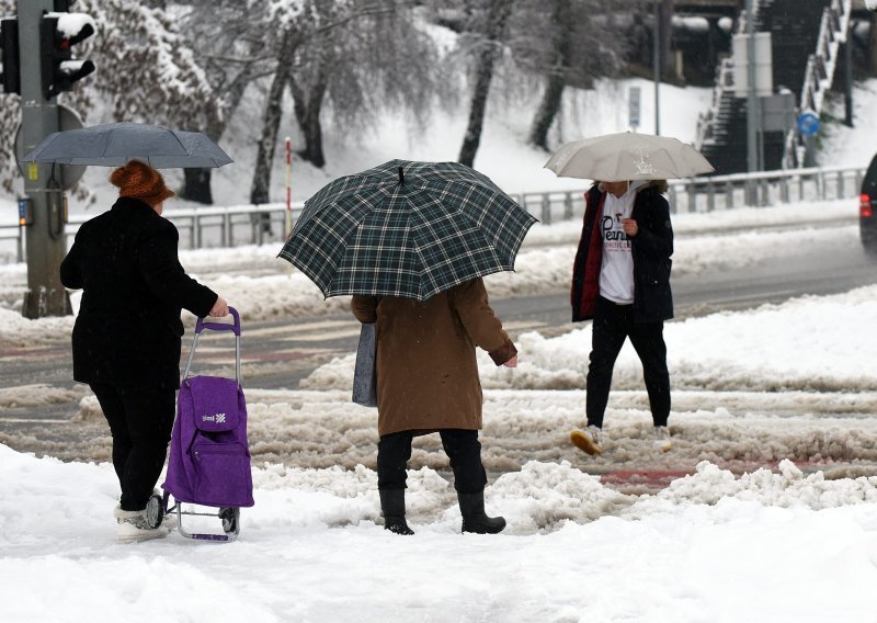 [FOTO] Karlovčani zbog snijega kasnili na posao, u školu, kod liječnika