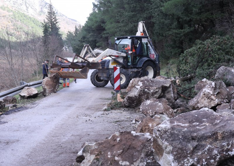 [FOTO] Nekoliko tona kamenih gromada palo na cestu kod Omiša, na sreću nitko nije nastradao