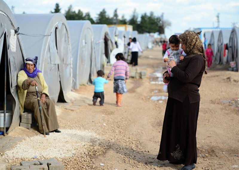 Francuska pod pritiskom vratila 15 žena i 32 djece iz logora za zarobljene džihadiste u Siriji