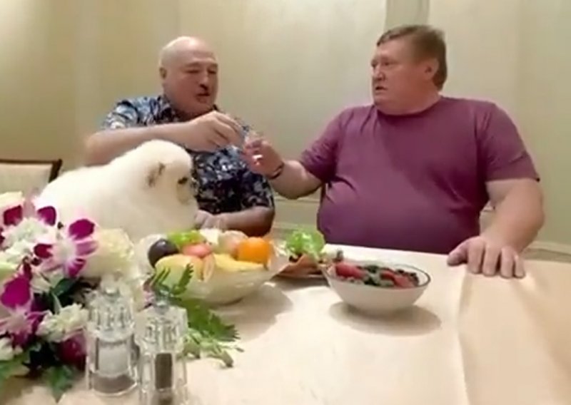 [VIDEO] Bizarno: Lukašenko slavi pobjedu Arine Sabaljenke uz votku i psa na stolu