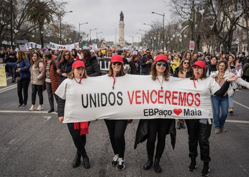 Deseci tisuća učitelja izašli na ulice Lisabona: 'Za banke milijuni, za nas samo novčići'
