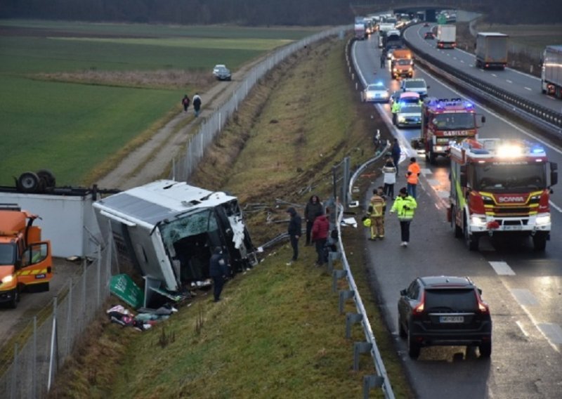 Teška prometna nesreća u Sloveniji: Rumunjski autobus sletio s ceste, troje mrtvih
