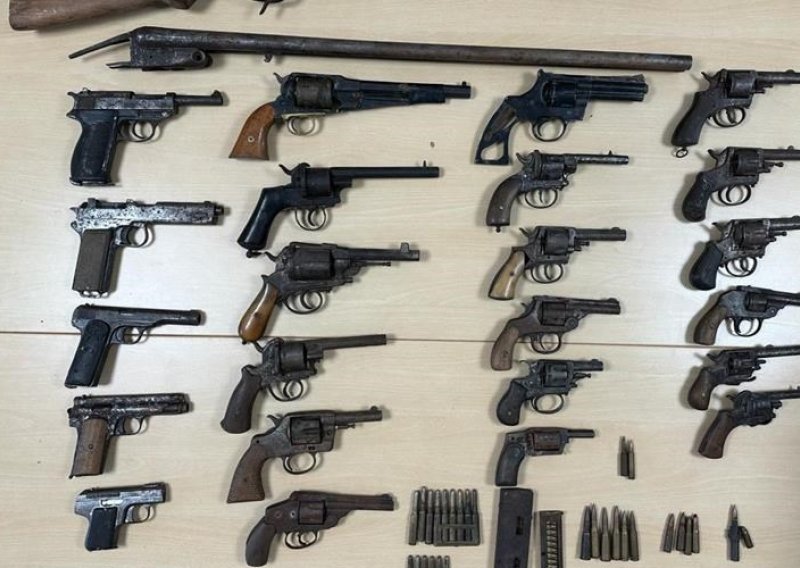 Koji arsenal! Policija od 69-godišnjaka zaplijenila 18 revolvera, pet pištolja, lovačku pušku