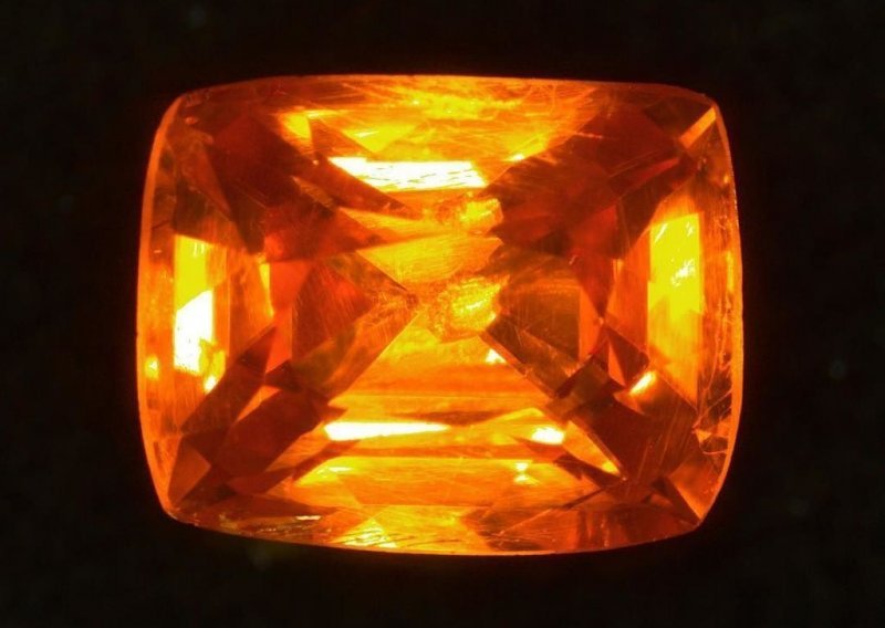 Najrjeđi mineral na svijetu zove se kyawthuit, jedini poznati kristal nađen je u Mjanmaru