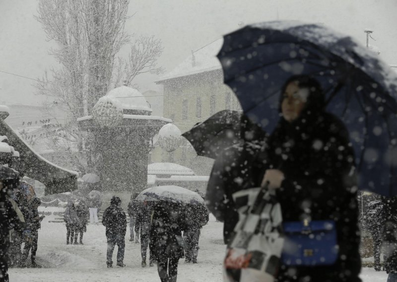 Snježne oluje prekinule opskrbu električnom energijom i poremetile promet na jugostoku Europe