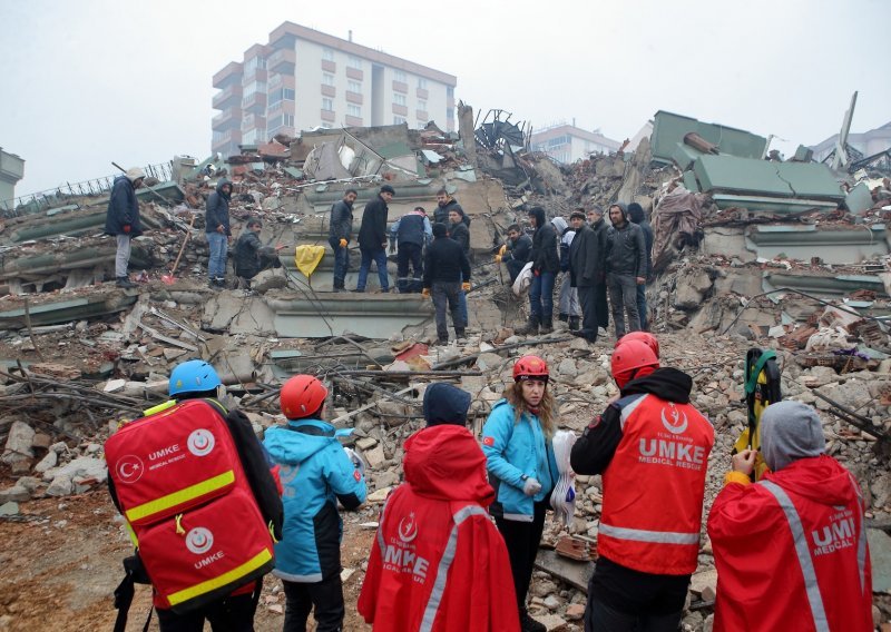 Hrvatski Crveni križ pokrenuo akciju uplaćivanja donacija za stradale u potresu u Turskoj i Siriji