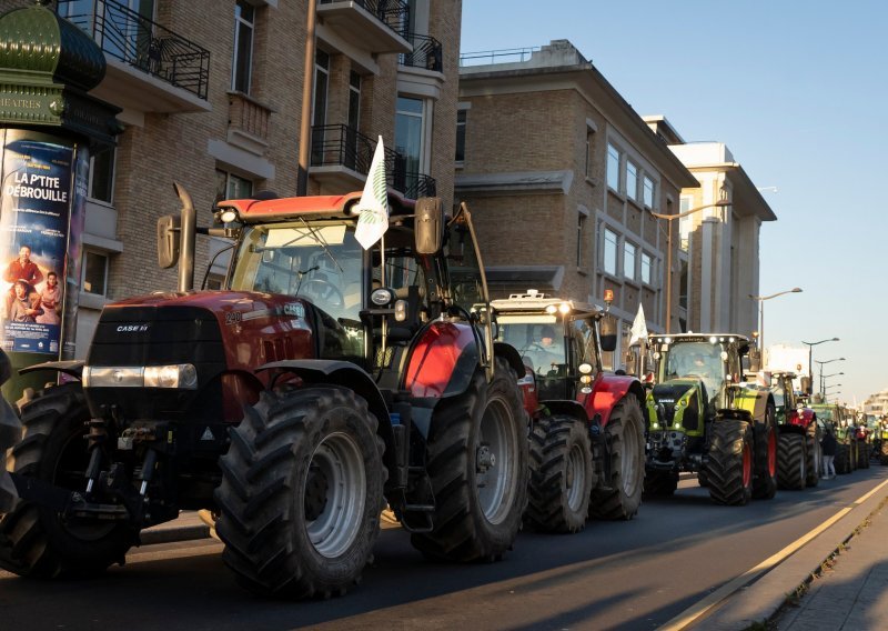 Stotine traktora na ulicama Pariza: Poljoprivrednici prosvjeduju protiv zabrane pesticida