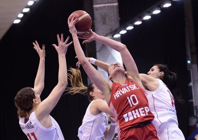 Težak poraz hrvatskih košarkašica u Beogradu; ostale su na minus 28 i sad ih samo teorija vodi na Eurobasket
