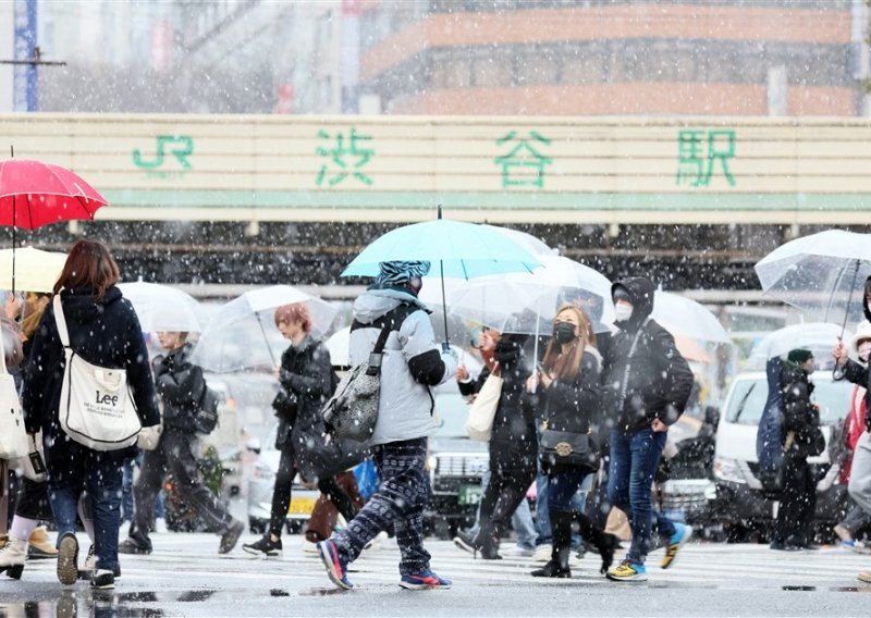 Obilni snijeg zatrpao Japan; blokirane ceste, otkazano 100 letova, suspendirana željeznica...