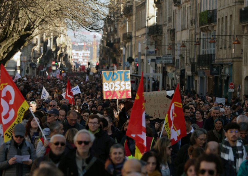 Stotine tisuća Francuza izašlo na ulice: 'Ne želimo raditi do 64!'