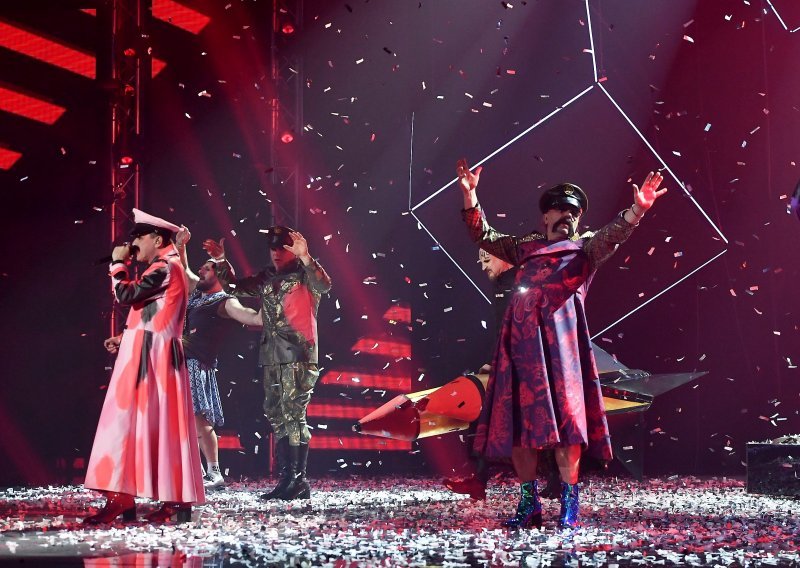 Nakon što je u 24 sata nastup na Dori pogledan više od 1,6 milijuna puta, Let 3 našao se među favoritima Eurosonga
