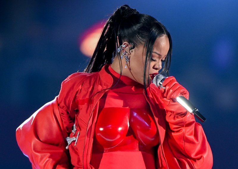 Kakva večer za pamćenje: Na poluvremenu Superbowla Rihanna otkrila da je ponovno trudna