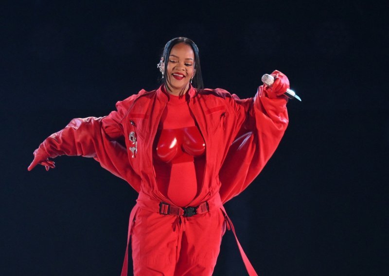Outfit o kojem će se pričati: Rihanna naglasila trudnički trbuščić u raskopčanom padobranskom kombinezonu