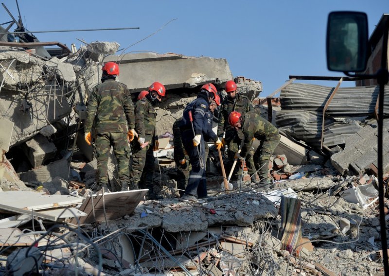 Spasioci izvukli sedam preživjelih iz ruševina 205 sati nakon potresa