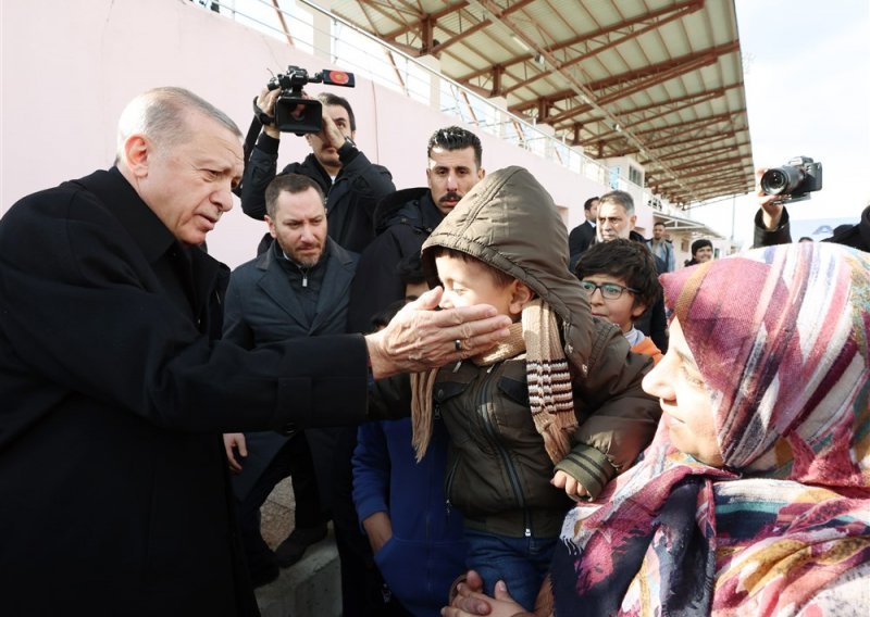Tayyip Erdogan: Nastavit ćemo dok ne pronađemo i posljednjeg građanina koji je ostao ispod urušenih zgrada