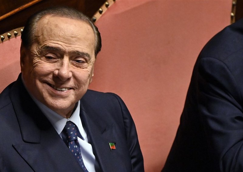 Berlusconi oslobođen optužbe za podmićivanje u slučaju maloljetničke prostitucije