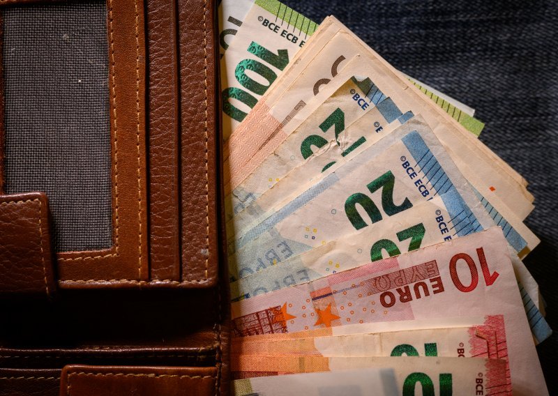 Prosječna neto plaća i dalje pada, pola Hrvata radi za manje 930 eura