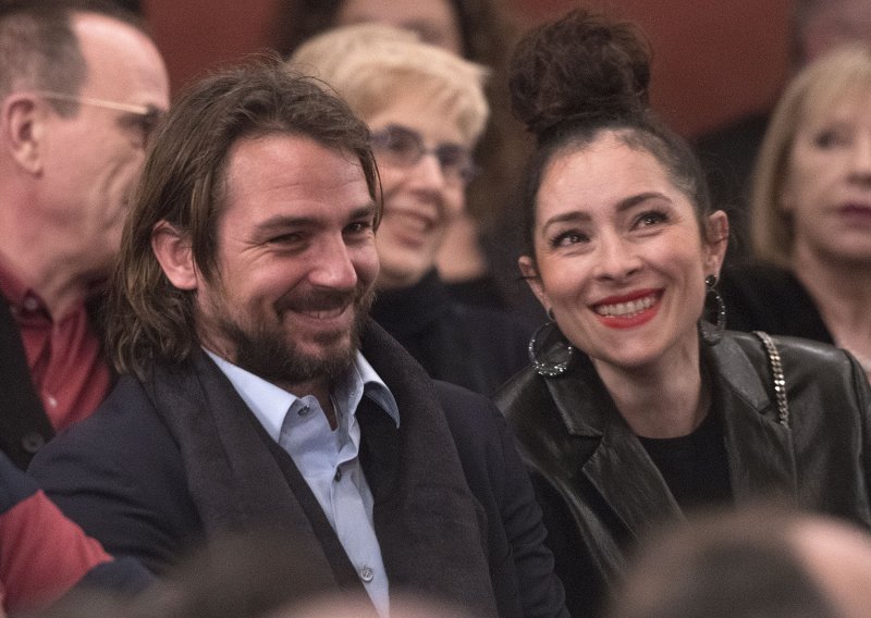 [FOTO] Osmijesi govore sve: Zrinka Cvitešić i Niko Kranjčar pojavili se na premijeri predstave u Varaždinu