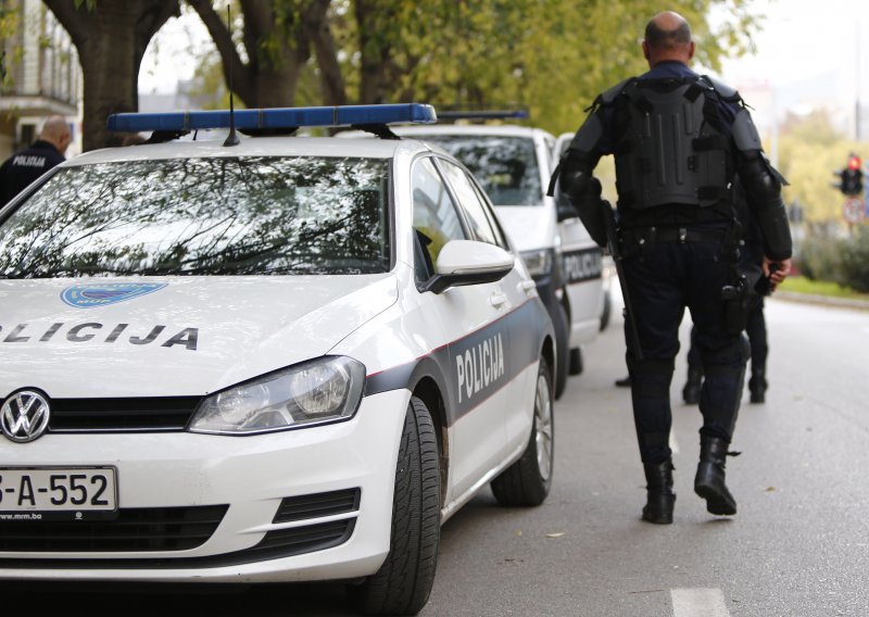 Jedna osoba poginula, a tri policajca ozlijeđena u teškoj prometnoj nesreći kod Mostara