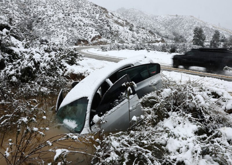 [FOTO] Kaliforniju pogodila neuobičajena zimska oluja, u Los Angelesu pao snijeg
