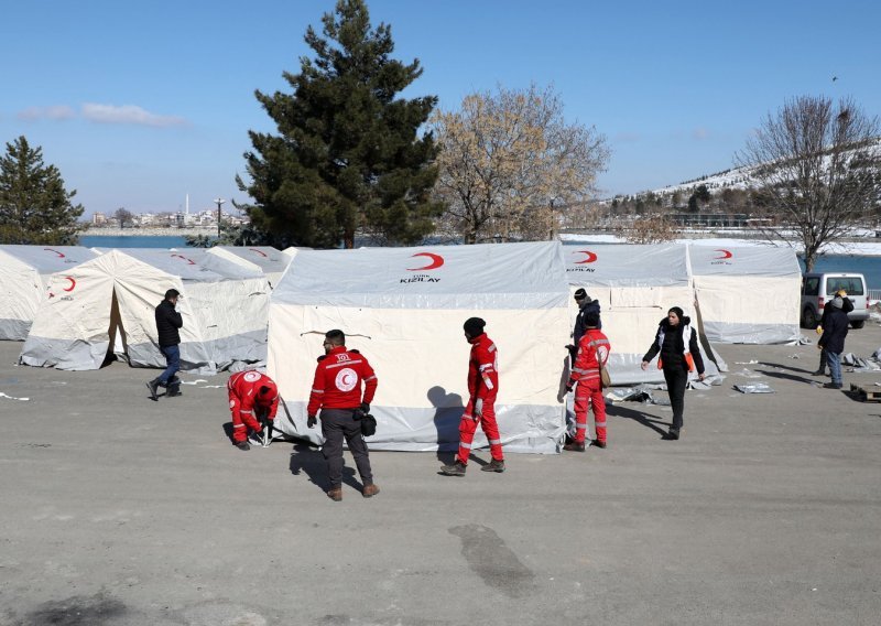 Skandal u Turskoj: Crveni polumjesec je šatore za stradale u potresu prodavao, a ne dijelio