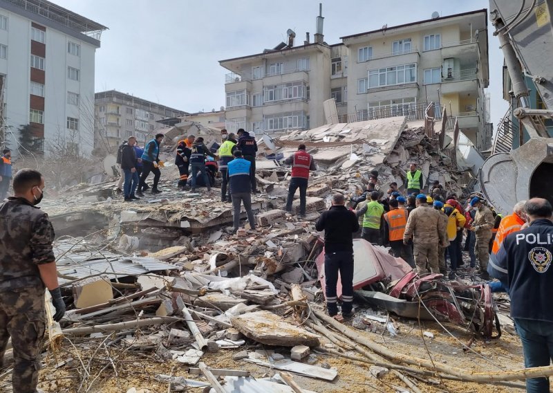 [FOTO/VIDEO] Novi jak potres zatresao Tursku: Jedna osoba poginula, 69 ozlijeđeno