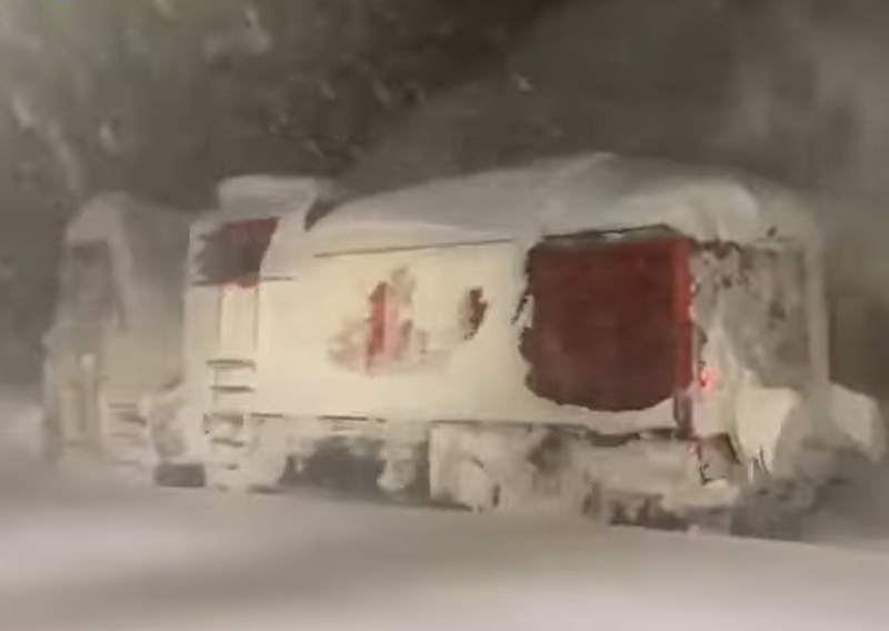 [VIDEO] Pogledajte kako se vlak HŽ-a jedva probijao kroz snježnu mećavu u Lici