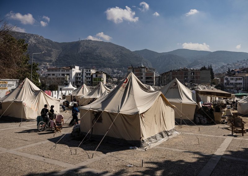 Žena i šestero djece ozlijeđeni u požaru u šatoru u sjeverozapadnoj Siriji