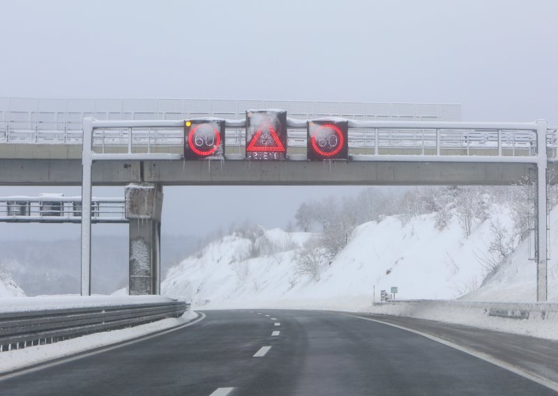 HAK upozorava: Kolnici mokri u većem djelu zemlje, u Gorskom kotaru pada snijeg