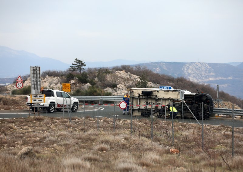 HAK: Kamioni i dalje ne smiju na dio Jadranske magistrale, oprez zbog vjetra