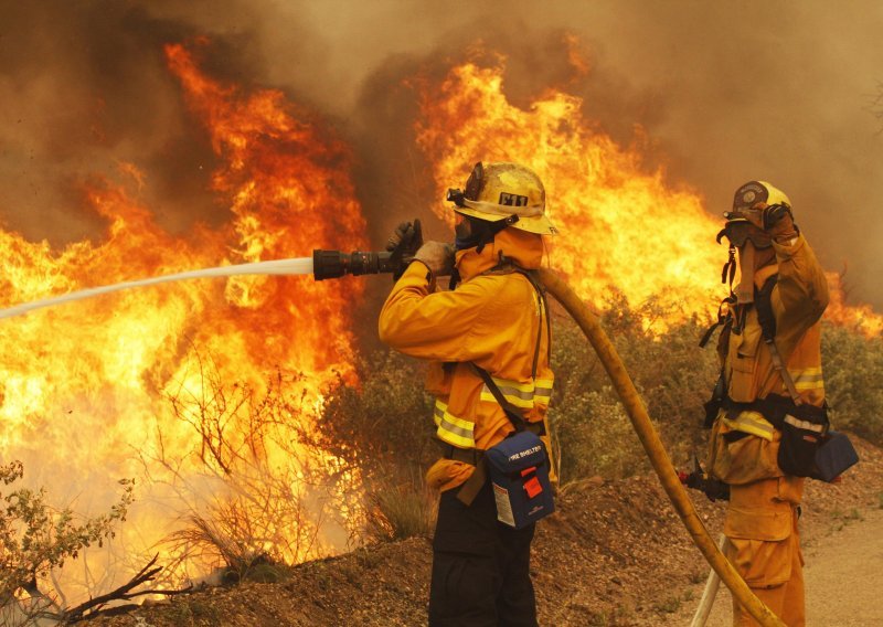 Požar u Kaliforniji evakuirao 200 stanova i kampus