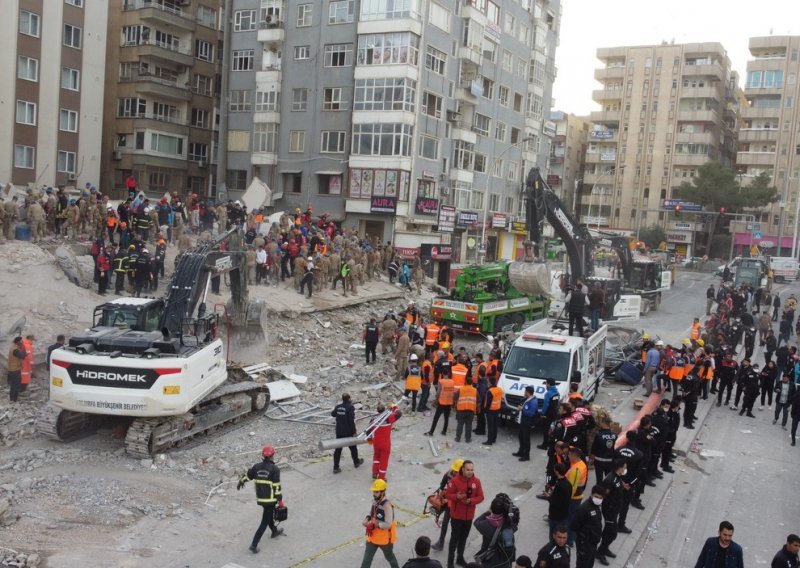 [VIDEO] Iz zgrade koja se srušila nakon niza potresa spasioci izvukli nekoliko ozlijeđenih
