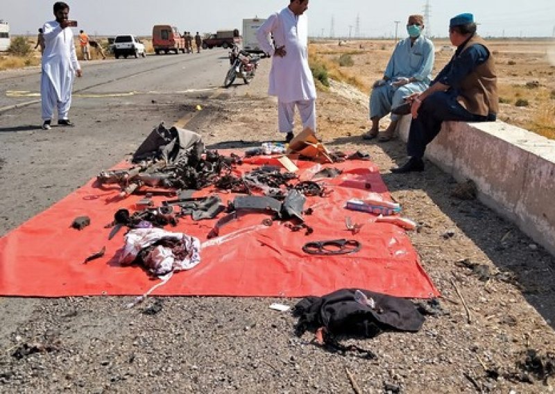 U bombaškom napadu u Pakistanu ubijeno devet policajaca