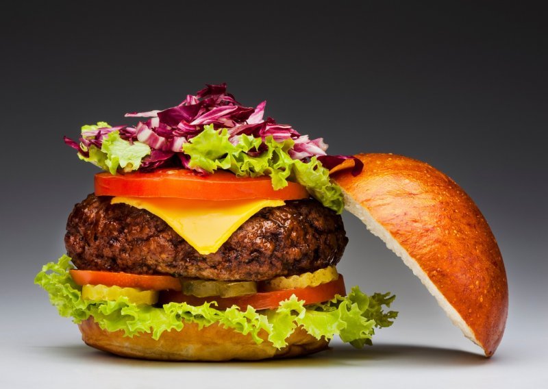 Naučite kako pripremati neodoljivo ukusan burger kao iz restorana