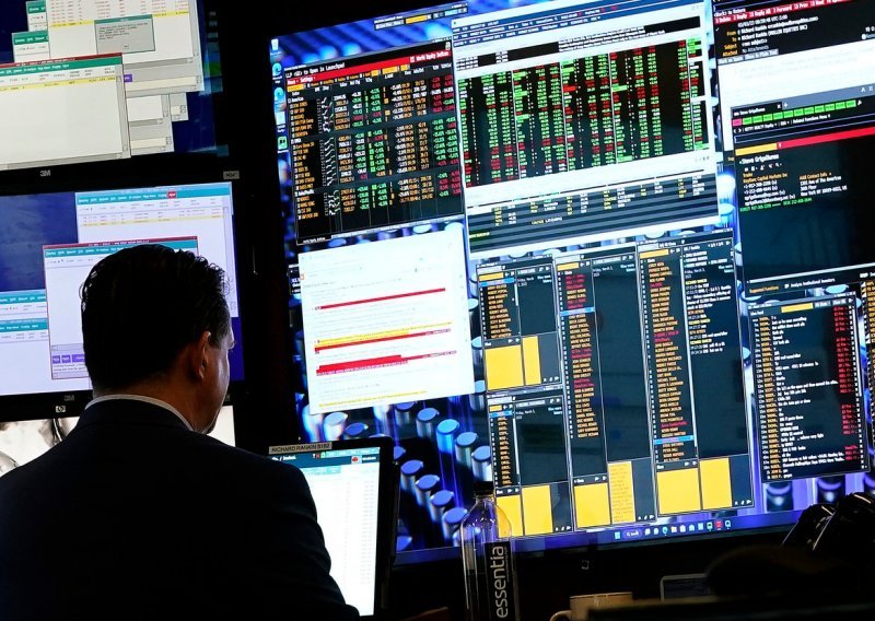 Wall Street pao, slabi makroekonomski podaci podržali strahovanja