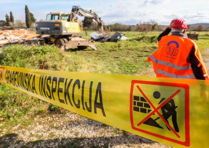 [FOTO] Bageri ruše bespravno sagrađene objekte u Rovinju; Mikulić: Krenuli smo, i ne odlazimo