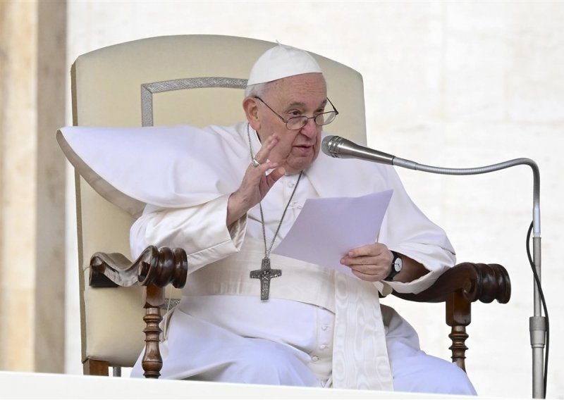 Papa proveo drugu mirnu noć u bolnici, oporavlja se od bronhitisa