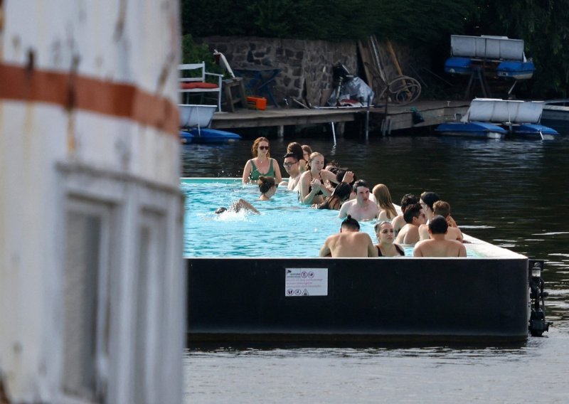 Jedna žena se izborila da se sve žene u Berlinu u bazenima smiju kupati u toplesu