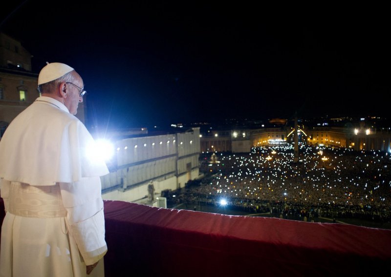 Papa Franjo završio u bolnici, otkazane mu sve obaveze. Oglasio se i Vatikan