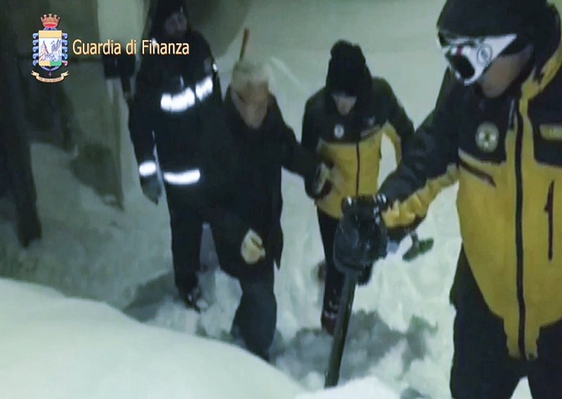 Čudo u Italiji, nađeno osmero preživjelih pod lavinom